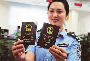 入境新加坡可以新旧护照一起使用吗？